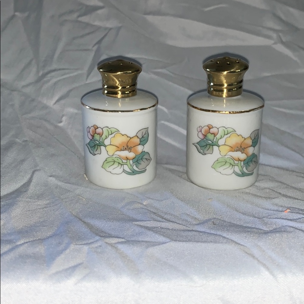 The Tuscany collection Japan salt and pepper